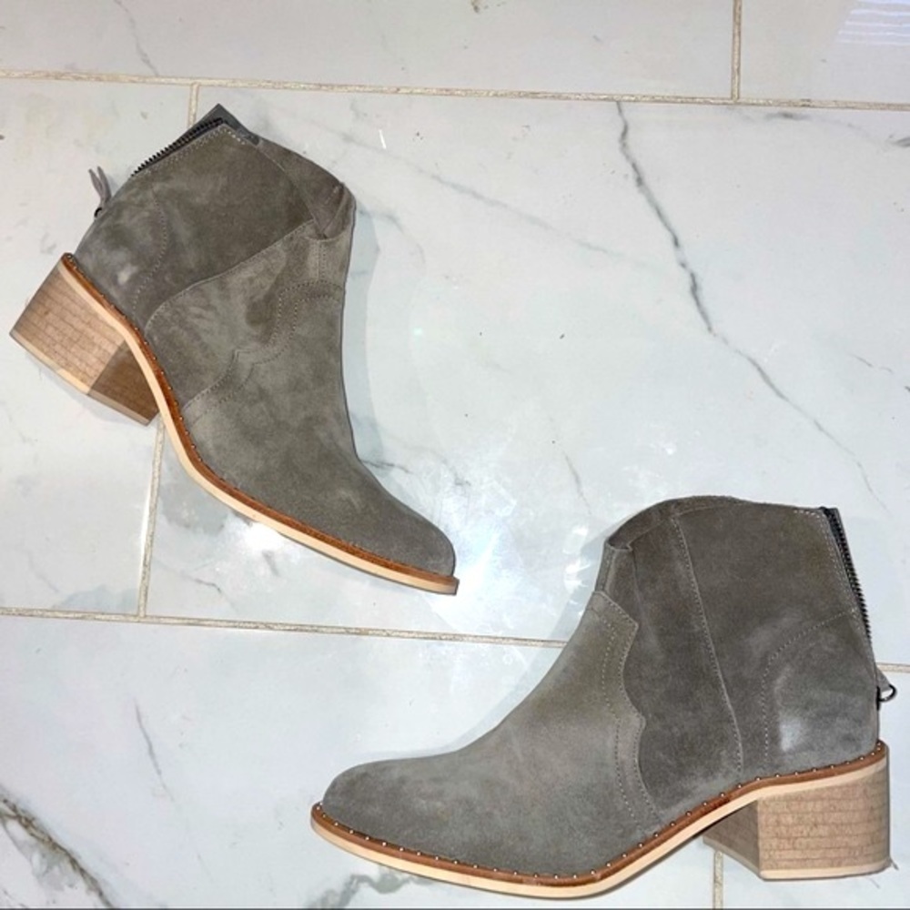 Crevo Clara gray suede ankle boots